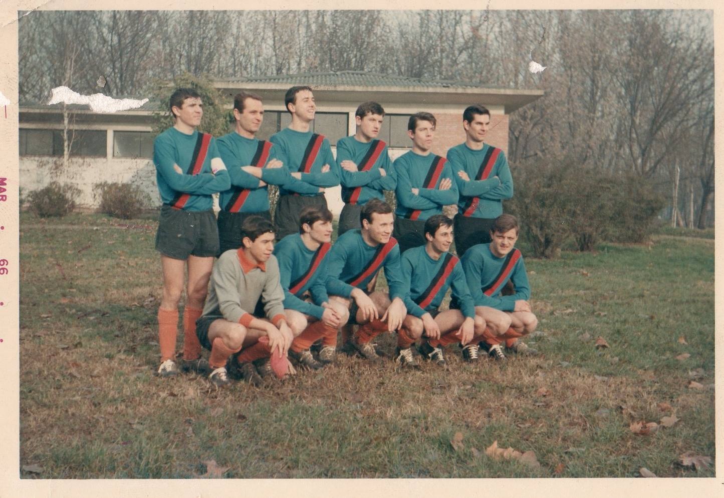 Undici giocatori dell’Alcione in posa sul prato, marzo 1966