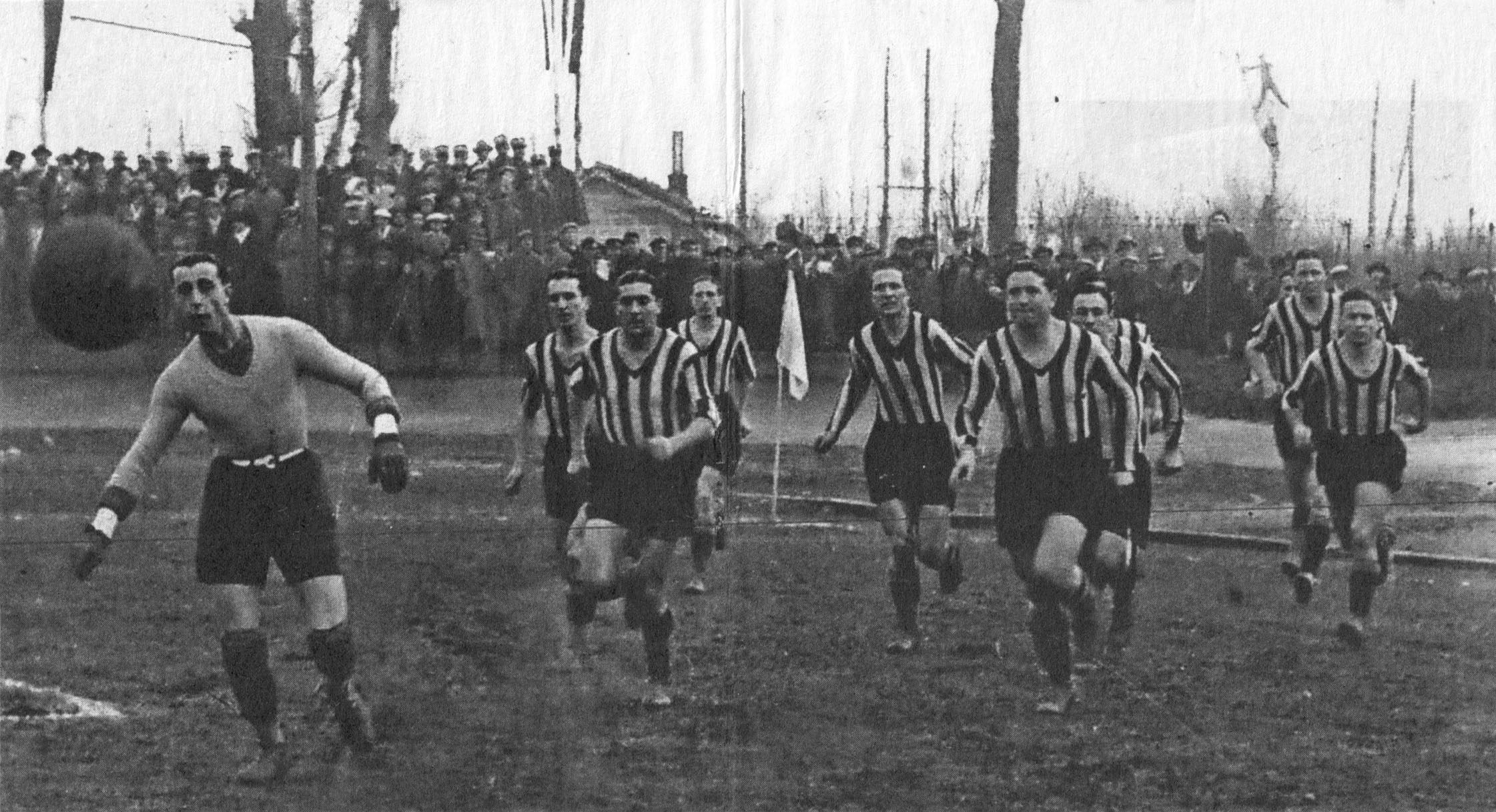 Una formazione nerazzurra degli anni Trenta. Lo stadio allora era del Milan. L’Inter ci gioca le partite in casa dal 1947.