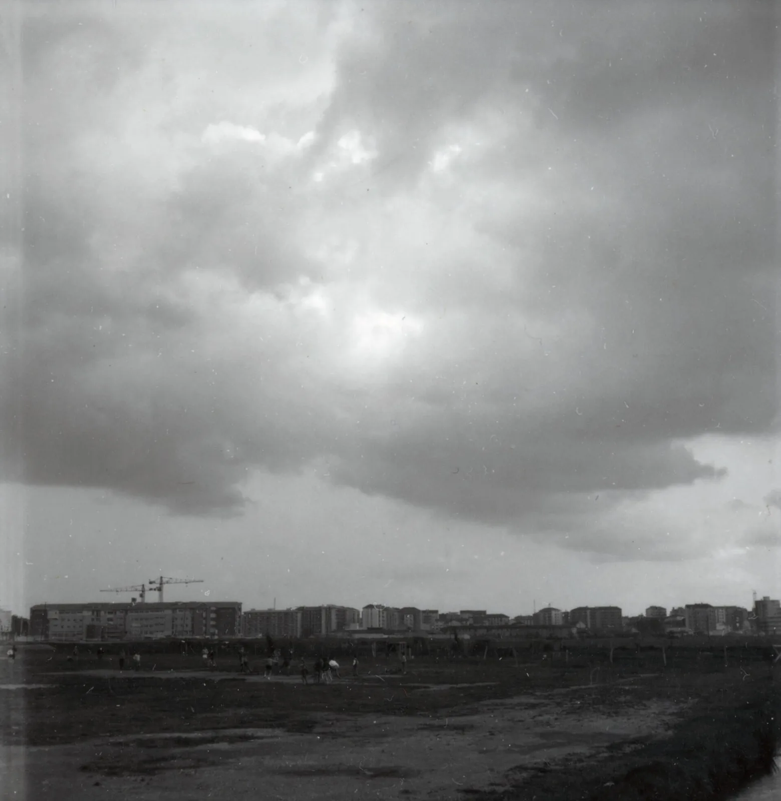 La lama dal campo, 1950–60, il palazzo lungo dell’Harar visto dal terreno ancora vuoto.