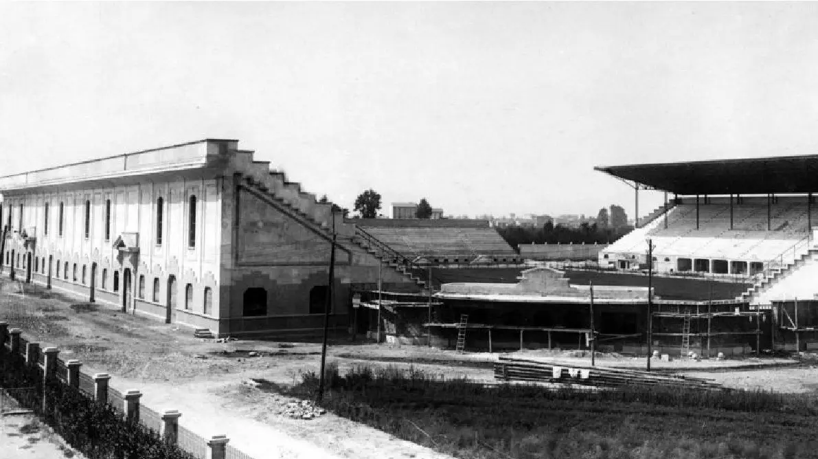 San Siro in cantiere nel 1926: quattro tribune indipendenti in campagna, prima dell’inaugurazione.
